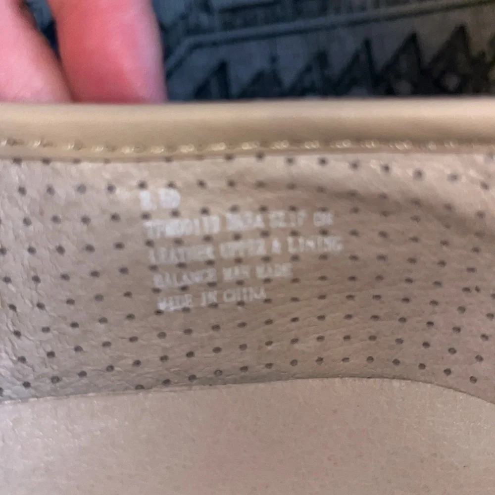 Tommy Bahama men’s leather perforated loafers Size 8